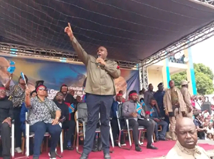 Dans un meeting sur la place de la Poste à Kisangani , Jean-Pierre Bemba : ‘‘Le Chef de l’Etat m’envoie pour vous dire qu’il ne va pas laisser le pays être envahi par l’ennemi’’